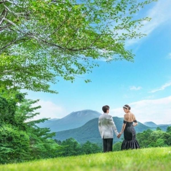 浅間山をバックにロケーション撮影