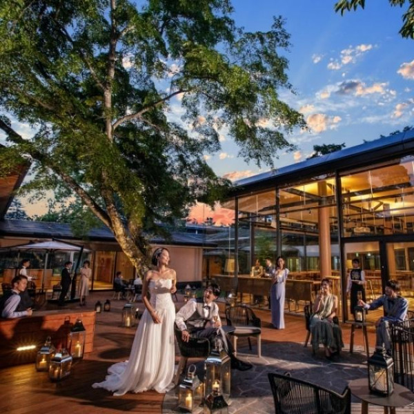 ホテルでの披露宴なら、そのまま二次会もお任せを。ナイトタイムのパーティーは別途相談を。