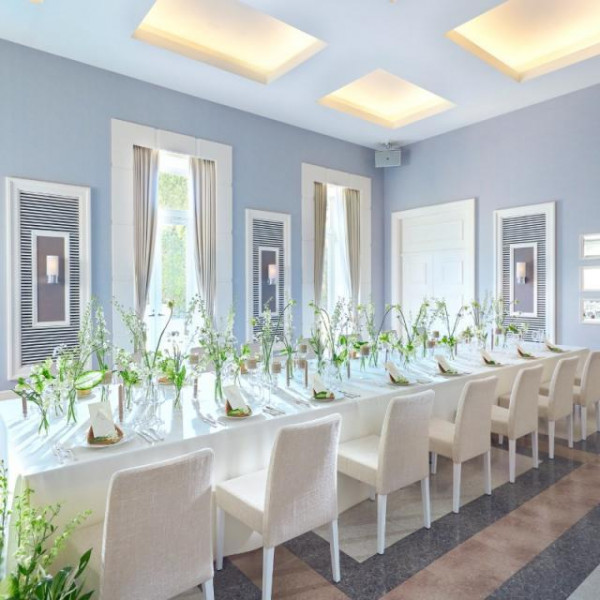 ご家族や親しいご友人を招いた小規模での
ウエディングパーティーに最適な広さの会場です。