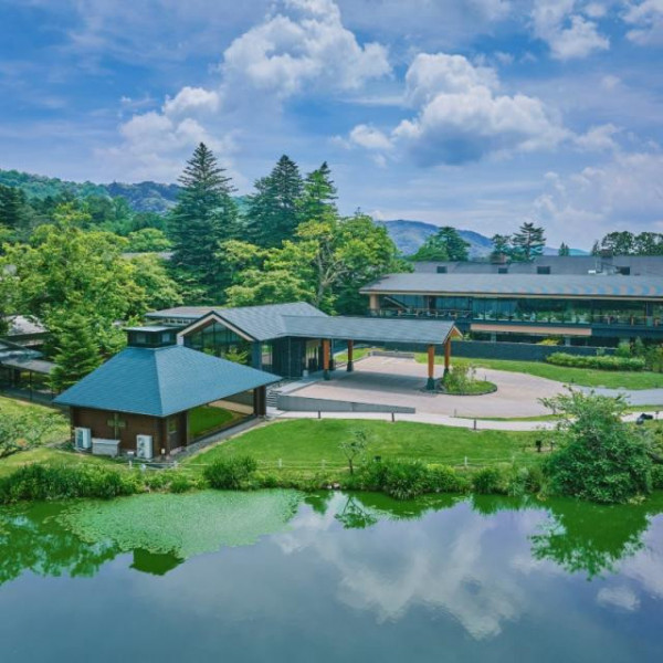 水辺に佇む「もみの木神殿」。清々しい空気の中でのお参進も叶う。