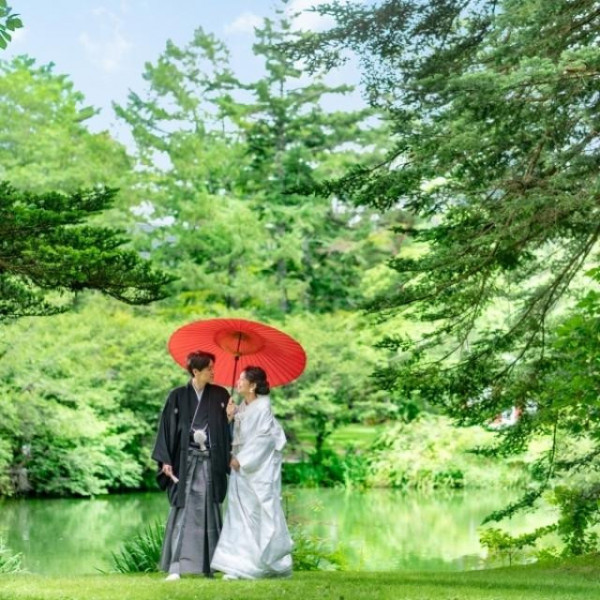 緑の中で和装のフォト撮影も人気！色打掛や色振袖はもちろん、白無垢での撮影も。