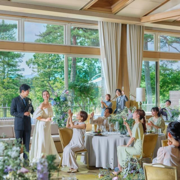 軽井沢プリンスホテルのホテルバンケットには全会場大きな窓があり、景色を一望＆自然光がたっぷり入る！