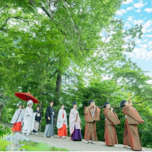 自由なスタイルでの神前式が叶うから、和装にあうブーケを用意しても素敵。