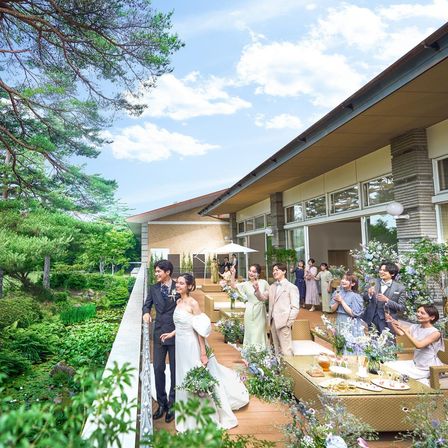 軽井沢プリンスホテル ウエスト内の宴会場「千曲」では、最大120名までの盛大なパーティーが叶う。ホテルバンケットとしては珍しい大きな窓の外にはテラスも広がる。|軽井沢プリンスホテル  フォレスターナ軽井沢の写真(53367728)