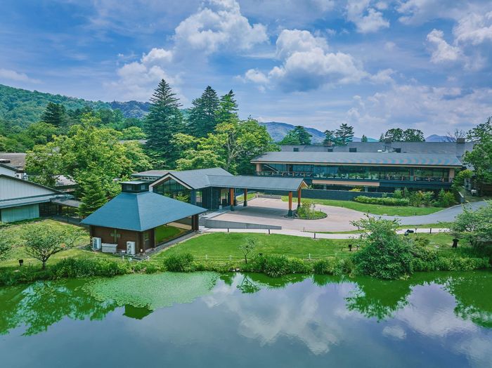 ホテル敷地内にありながら神殿の周辺は水辺や豊かな緑が広がる軽井沢リゾート。