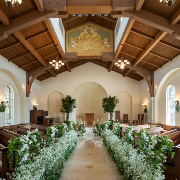 自然光差し込むチャペルでドレス姿をさらに輝かせます