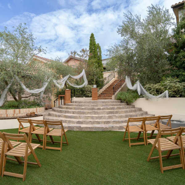 ガーデンでの挙式は青空と緑に包まれて開放的に行えます