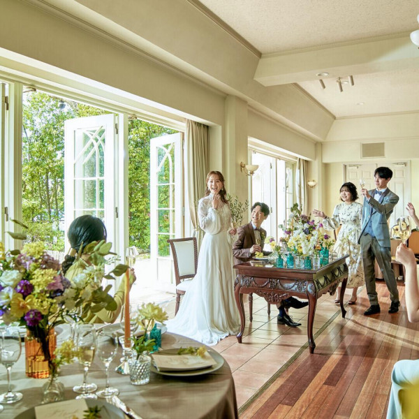 緑や風を感じるナチュラル空間で、大切な人たちと笑顔あふれるパーティを楽しんで