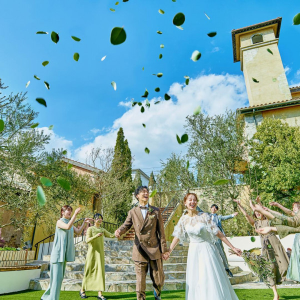 緑あふれるガーデンで挙式後のフラワーシャワー♪