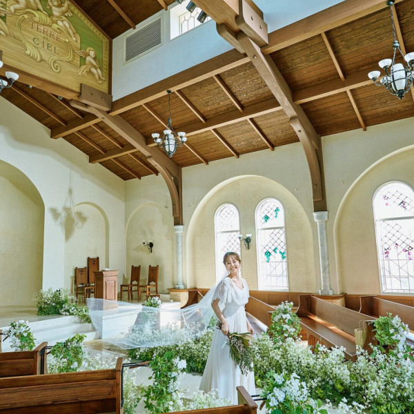 小高い丘の上に佇む独立型のチャペル