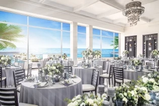 海と空が素敵なパーティー会場へ|ベイサイド迎賓館(松山)/テイクアンドギヴ・ニーズウェディングの写真(10375138)