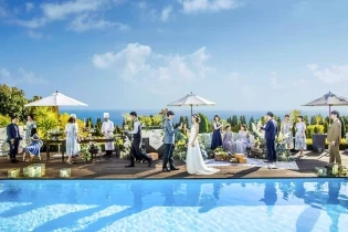 会場と繋がるプール付ガーデンへ|ベイサイド迎賓館(松山)/テイクアンドギヴ・ニーズウェディングの写真(10375141)