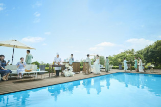 会場と繋がるプール付ガーデンへ|ベイサイド迎賓館(松山)/テイクアンドギヴ・ニーズウェディングの写真(56025726)