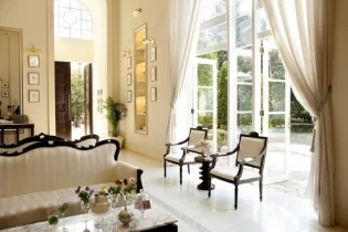 大切なゲストをお迎えするロビー|ベイサイド迎賓館(松山)/テイクアンドギヴ・ニーズウェディングの写真(4604187)