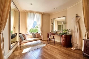 プライベートルームでお支度|ベイサイド迎賓館(松山)/テイクアンドギヴ・ニーズウェディングの写真(10375091)