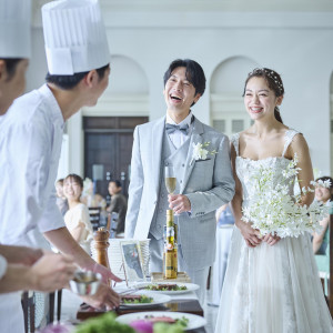 目の前で作られる料理は五感から楽しむことができる|ベイサイド迎賓館（松山）/テイクアンドギヴ・ニーズウェディングの写真(56018435)