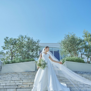 シックな色合いの中、華やかな祝福のフラワーシャワーがおふたりへ注がれる|ベイサイド迎賓館（松山）/テイクアンドギヴ・ニーズウェディングの写真(56017765)