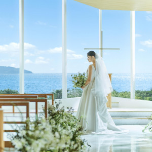 美しいドレス姿を引き立たせる特別な空間|ベイサイド迎賓館（松山）/テイクアンドギヴ・ニーズウェディングの写真(56017067)
