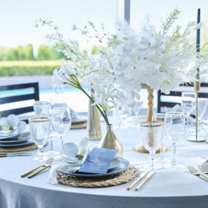 白を基調としたコーデで格式の高い印象に。コーディネート次第で雰囲気が変わるのも魅力的|ベイサイド迎賓館（松山）/テイクアンドギヴ・ニーズウェディングの写真(56017524)