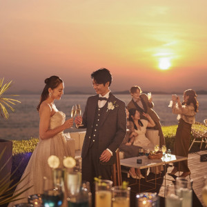 夕映えに照らされて大切なゲストと今この瞬間を愉しんで|ベイサイド迎賓館（松山）/テイクアンドギヴ・ニーズウェディングの写真(56018437)