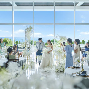 壮大な空と海が心地よい披露宴会場|ベイサイド迎賓館（松山）/テイクアンドギヴ・ニーズウェディングの写真(56017520)