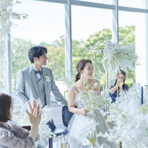 爽やかな緑と陽光が差し込む温かな披露宴会場|ベイサイド迎賓館（松山）/テイクアンドギヴ・ニーズウェディングの写真(56017521)