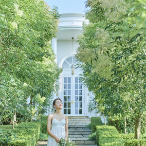 鮮やかなグリーンと見上げれば広がる空、そして邸宅の白が美しい|ベイサイド迎賓館（松山）/テイクアンドギヴ・ニーズウェディングの写真(56017770)