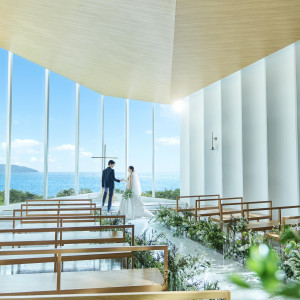厳かながらもどこかぬくもり感じる挙式舞台|ベイサイド迎賓館（松山）/テイクアンドギヴ・ニーズウェディングの写真(56017062)
