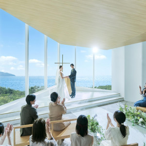 心地の良い陽光が差し込む温かい空間|ベイサイド迎賓館（松山）/テイクアンドギヴ・ニーズウェディングの写真(56017063)