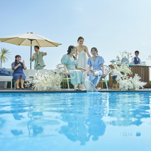 邸宅の前に広がるウッドデッキテラスは、海風も爽快なプライベート空間|ベイサイド迎賓館（松山）/テイクアンドギヴ・ニーズウェディングの写真(56017602)