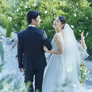 開放的なガーデンでゲストとの距離が近いカジュアルなセレモニー|ベイサイド迎賓館（松山）/テイクアンドギヴ・ニーズウェディングの写真(56017064)