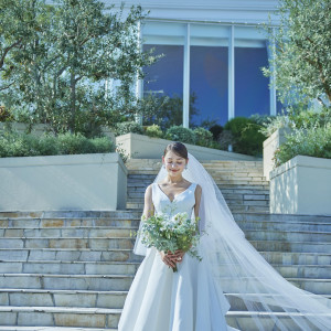 花嫁を引き立たせる階段でのウェディングフォト|ベイサイド迎賓館（松山）/テイクアンドギヴ・ニーズウェディングの写真(56018145)