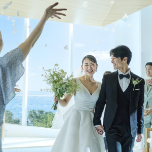 大切なゲストの方々から祝福のフラワーシャワー|ベイサイド迎賓館（松山）/テイクアンドギヴ・ニーズウェディングの写真(56017066)