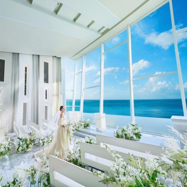 海と緑を臨むチャペルウェディング