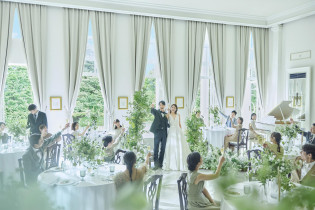 ゲストからの祝福の中で入場|アクアガーデン迎賓館(沼津)/テイクアンドギヴ・ニーズウェディングの写真(54729863)