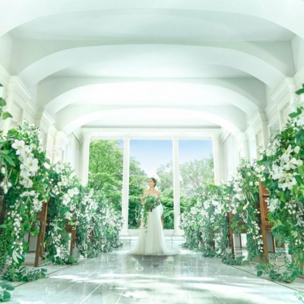 天井高と大きな窓が印象的な披露宴会場