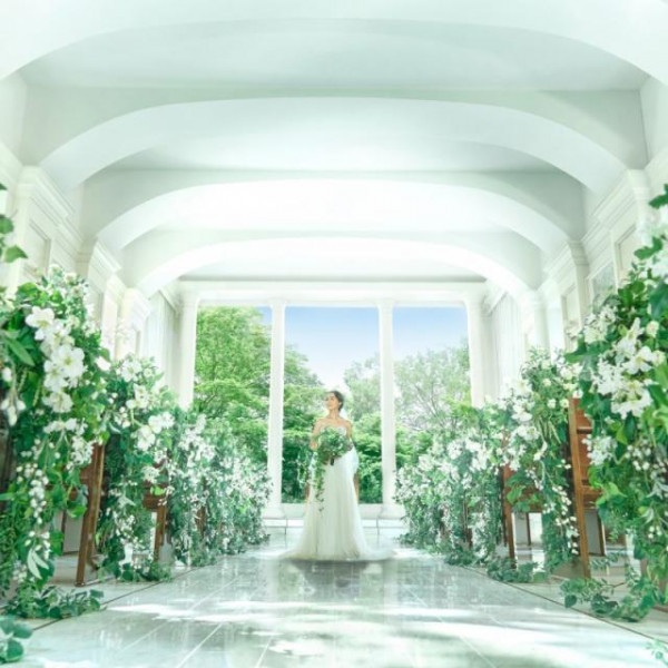 大きく開いた窓が印象的なチャペル