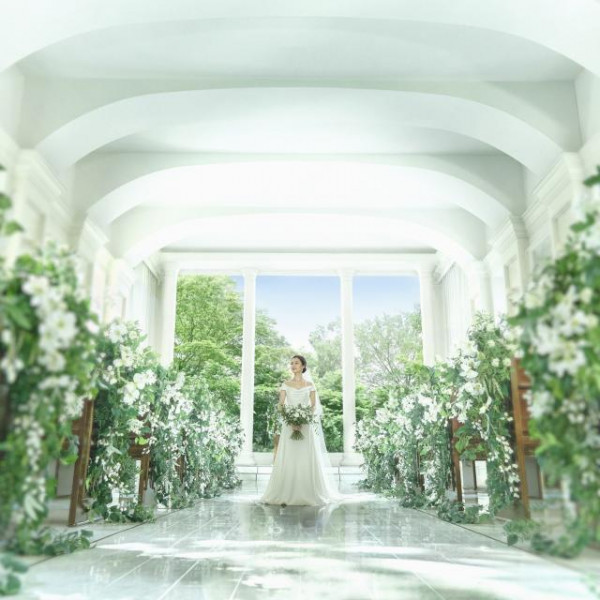 大きく開いた窓が印象的なチャペル