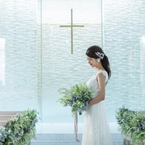 白を基調としたチャペルに映えるウエディングドレス|ガーデンヒルズ迎賓館(松本)の写真(7190200)