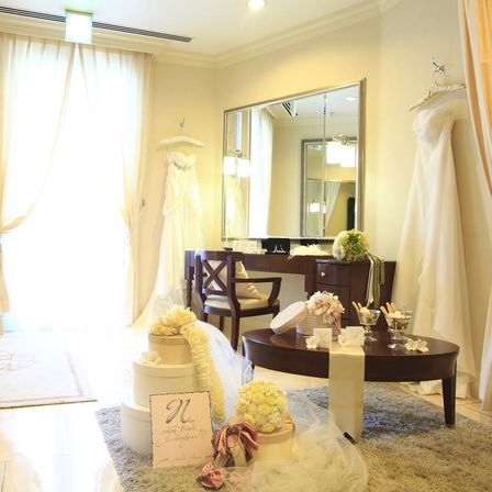 光が差し込むブライズルームは明るくリラックスできる|ニーズ松本 by T&G WEDDING(旧 ガーデンヒルズ迎賓館 松本)の写真(848335)