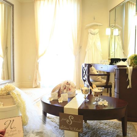 新郎新婦の控室は、大きな窓のある明るいお部屋|ニーズ松本 by T&G WEDDING(旧 ガーデンヒルズ迎賓館 松本)の写真(848471)