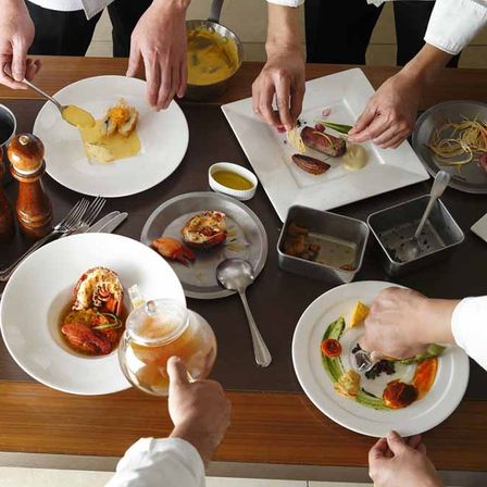 お料理メニューの打ち合わせは、お客様のご要望をひとつひとつお伺い|ニーズ松本 by T&G WEDDING(旧 ガーデンヒルズ迎賓館 松本)の写真(848367)