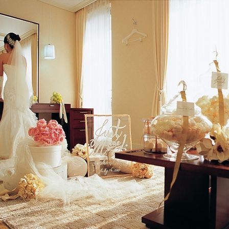 ほっと一息つける控え室は落ち着いた印象のインテリア|ニーズ松本 by T&G WEDDING(旧 ガーデンヒルズ迎賓館 松本)の写真(233857)