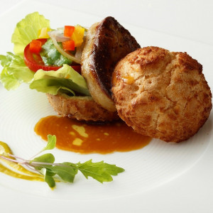 フォアグラのハンバーガースタイル。お野菜とご一緒に|アクアガーデン迎賓館(岡崎)の写真(1043955)