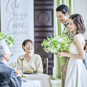 自然と会話が弾むサイズのテーブルで、ゲストと心からくつろげるパーティを|アーセンティア迎賓館（静岡）/テイクアンドギヴ・ニーズウェディングの写真(51592827)