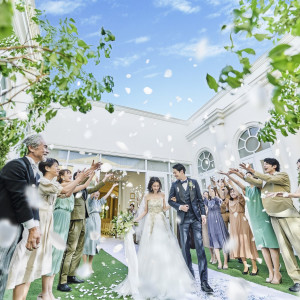 挙式後は、緑豊かなガーデンでたくさんの祝福を浴びて|アーセンティア迎賓館（静岡）/テイクアンドギヴ・ニーズウェディングの写真(51592863)