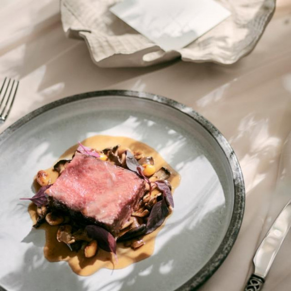 シェフこだわりのお料理でおもてなし