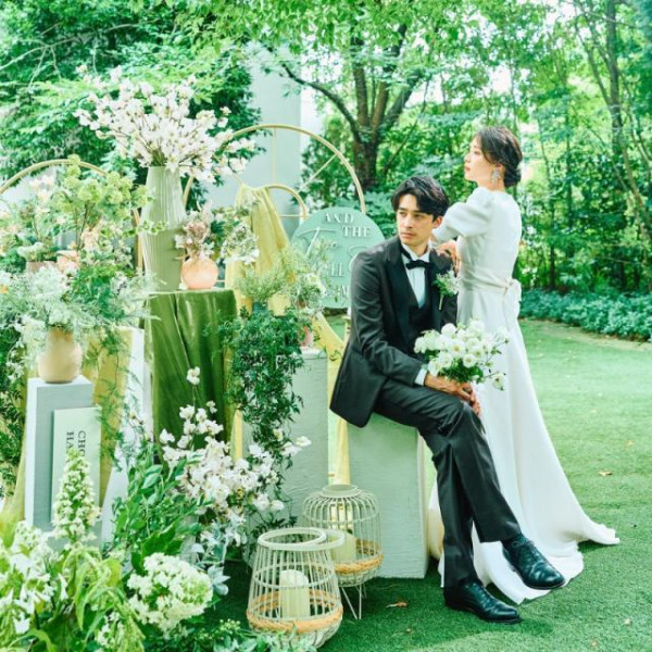 公式HPからご予約のお二人に
ギフトカタログプレゼント