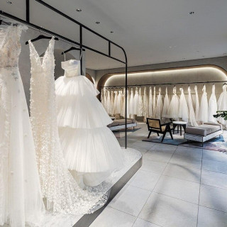 最新から王道まで、国内外の様々なブランドドレスが揃うサロン