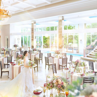 天井高6mでガラス張りの開放感あふれる空間はドレスを纏った花嫁にぴったりの特別感を演出